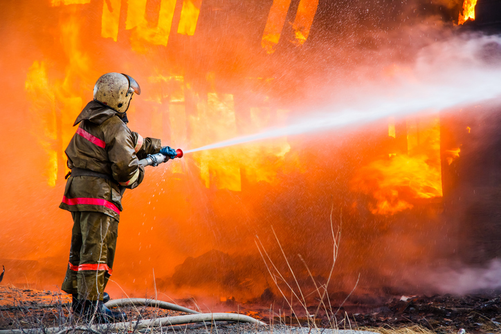 Пожар в Раменском вынудил людей прыгать из окон. Видео