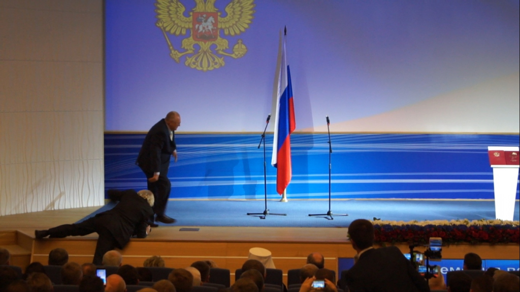 Владимир Жириновский упал на инаугурации владимирского губернатора - видео