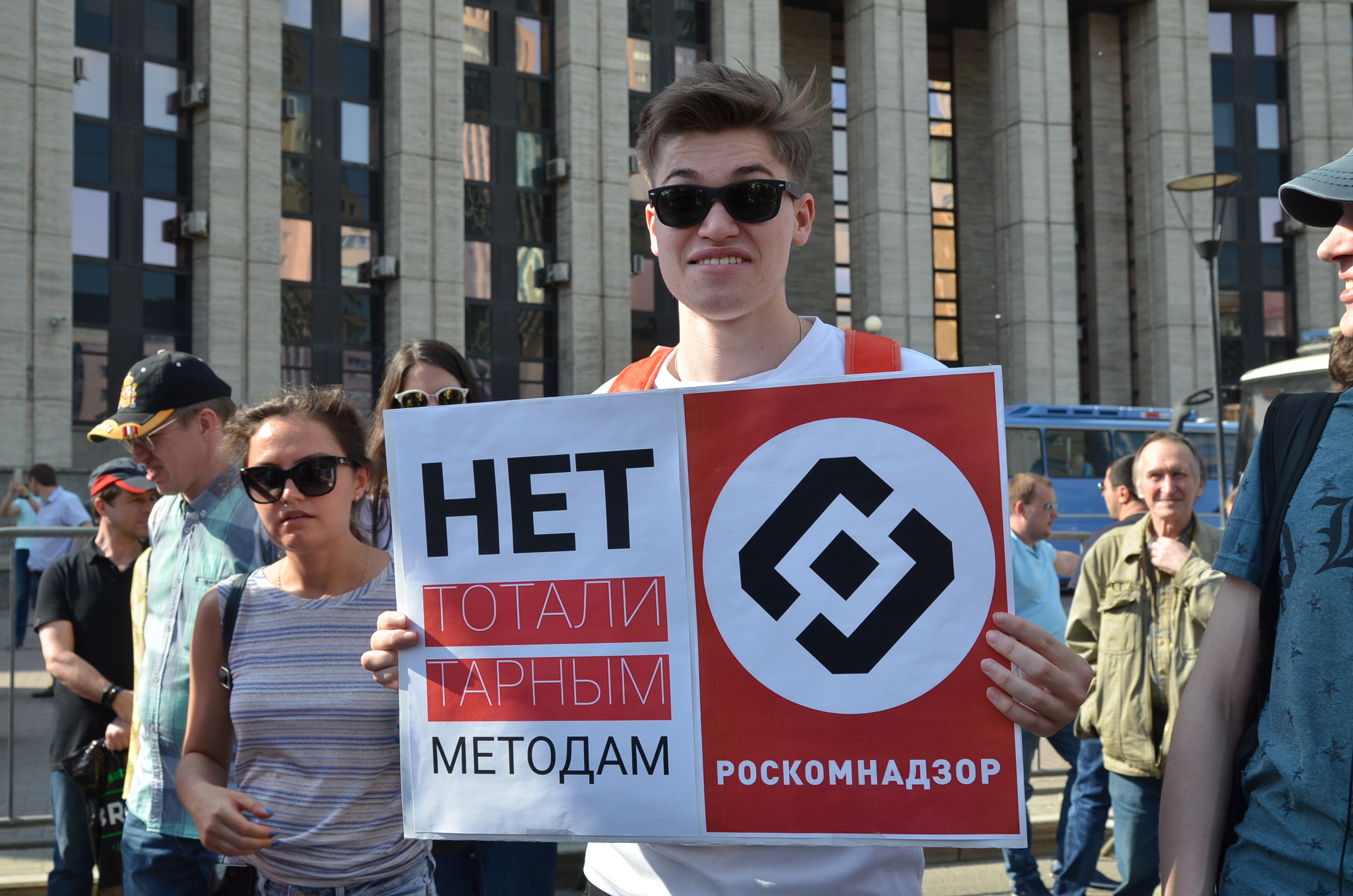 Депутат от «Единой России» предложил лишать прав родителей, чьи дети ходят на акции протеста