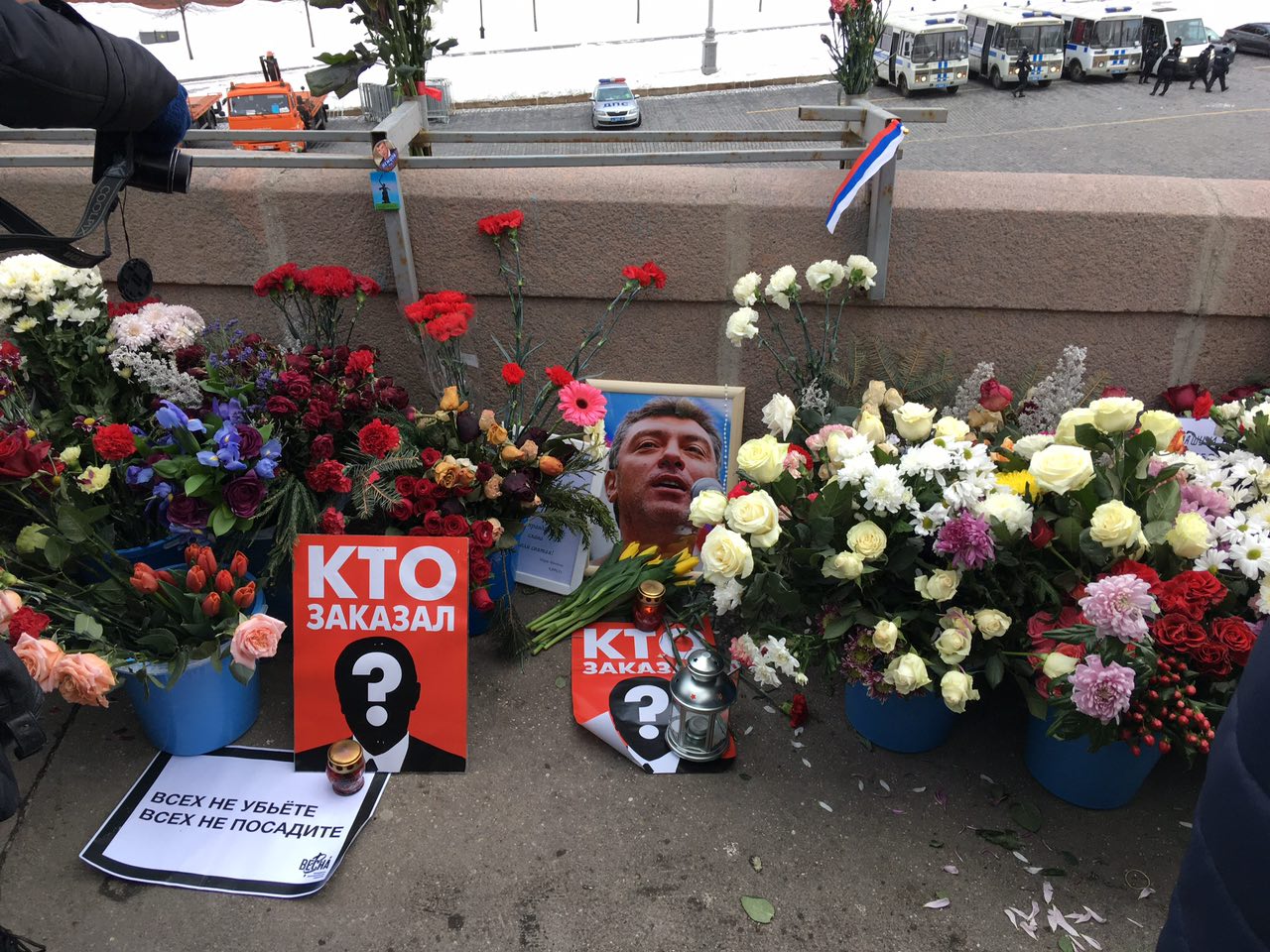 Активисты радикального движения SERB разгромили мемориал Немцова