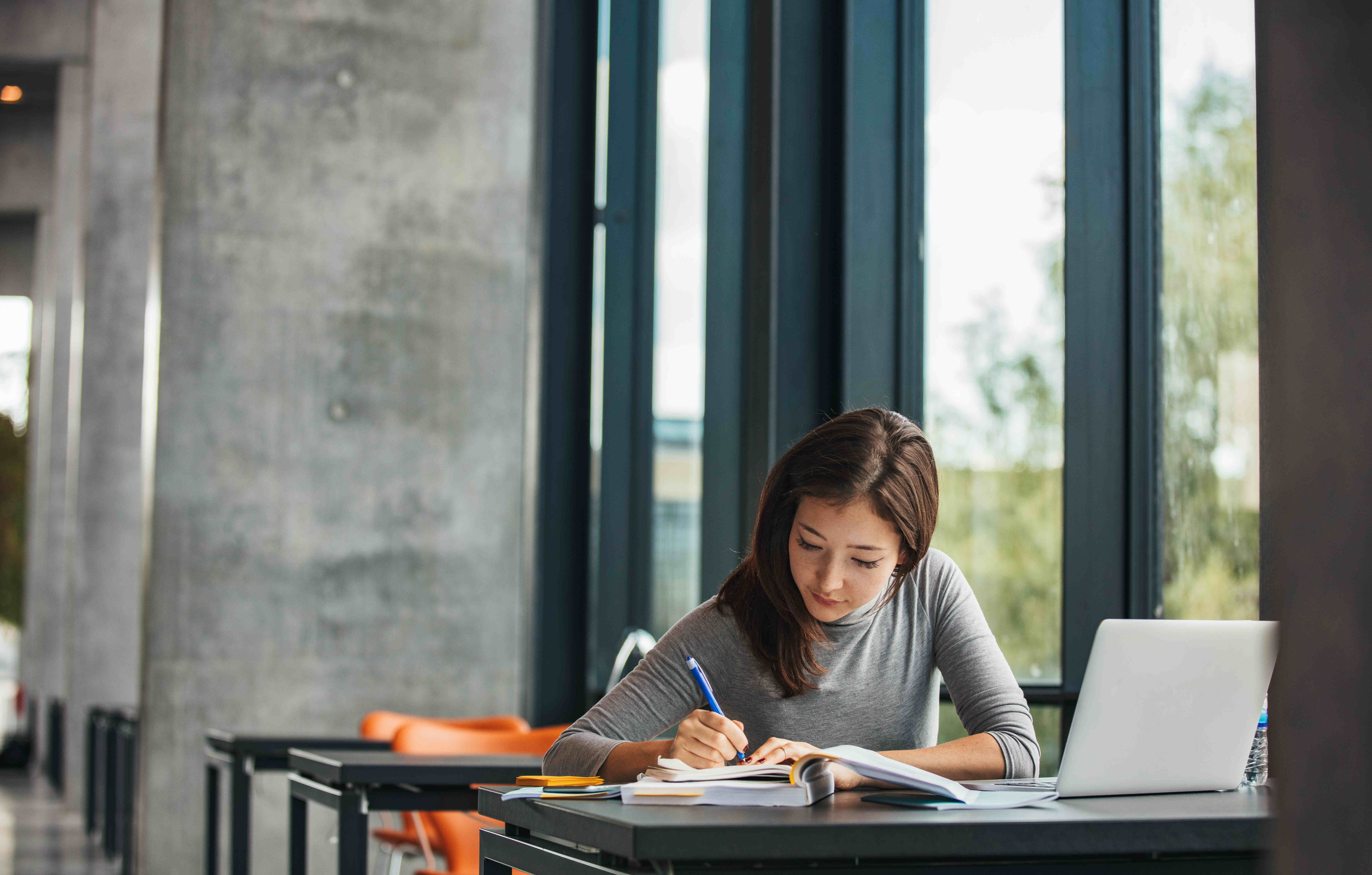 Students studying. Студент за ноутбуком. Учеба за ноутбуком. Азиатка за компьютером. Фрилансер Азиат.