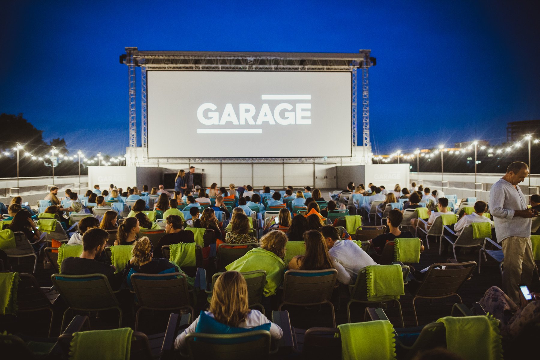 Кинотеатр лета. Garage Screen в парке Горького. Garage Screen летний кинотеатр. Гараж скрин в парке Горького. Кинотеатр гараж в парке Горького.