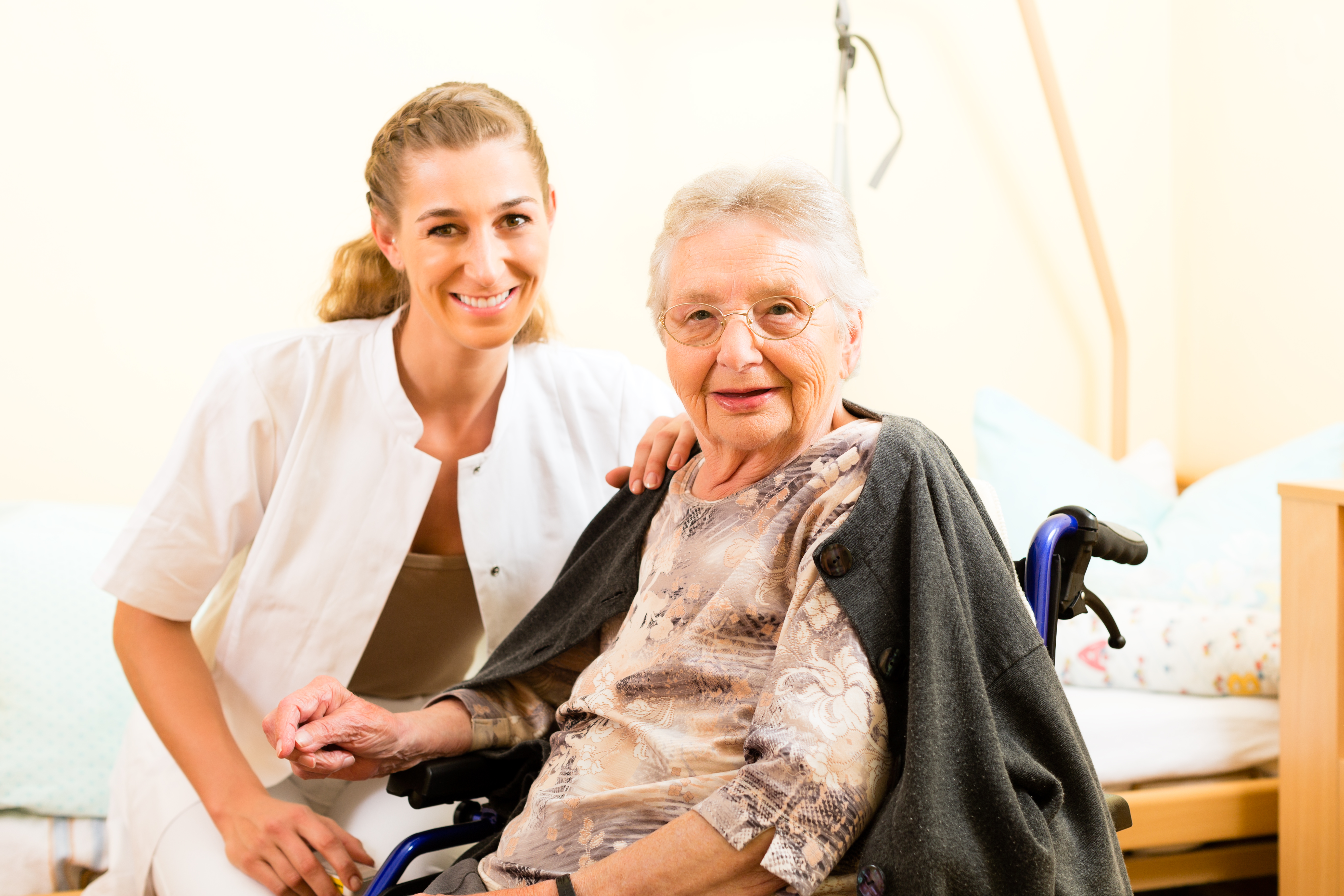 Пансионаты для психически больных nursing home. Мать в доме престарелых. Медсестра и пожилой человек. Уход за больными пожилого возраста. Мама пожилая профессионал.