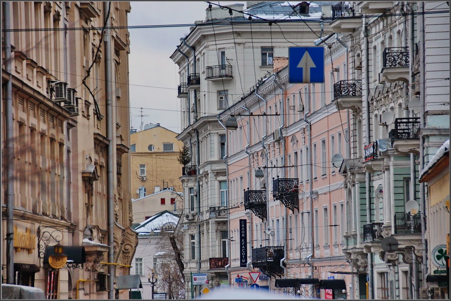 Москва новая площадь 10 разведка. Москва Хохловская Новостроевская 15. Переулки Чистопрудного бульвара Танцующий дом отзывы сотрудников.