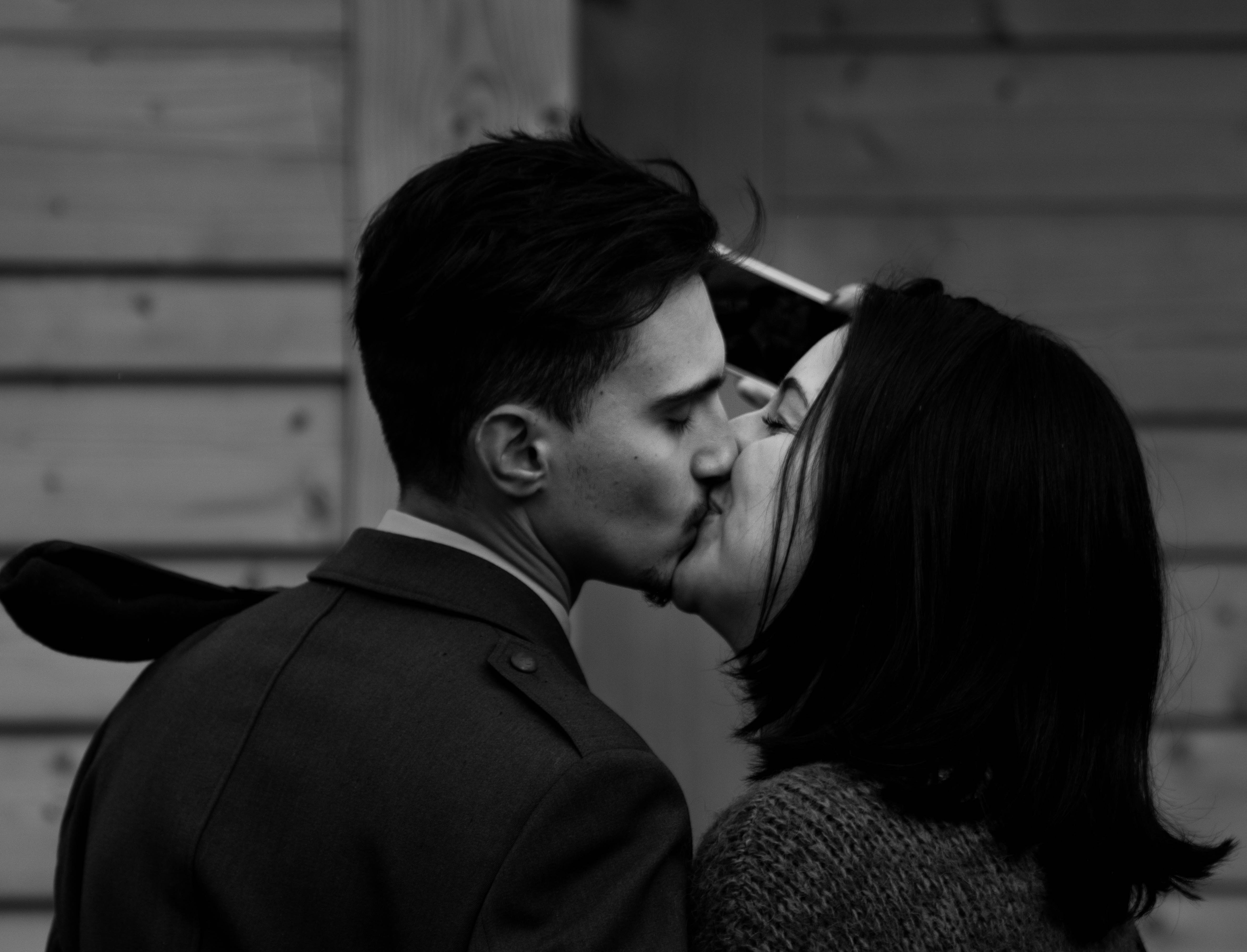 через поцелуй мужчины-определяется его характер...а вы не знали?))