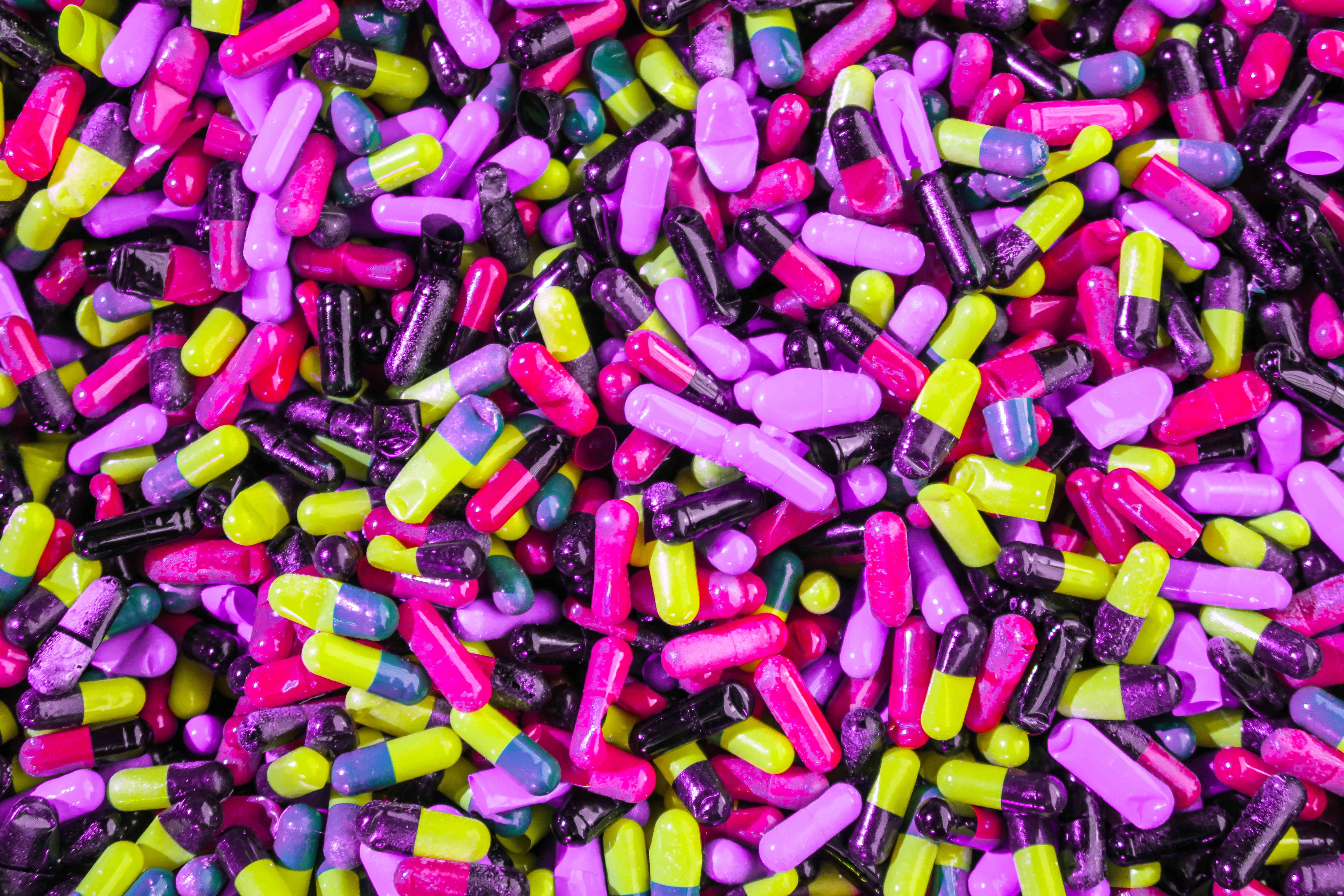 Как называется разноцветные таблетки. Разноцветные таблетки. Яркие таблетки. Таблетки россыпью. Разноцветные пилюли.