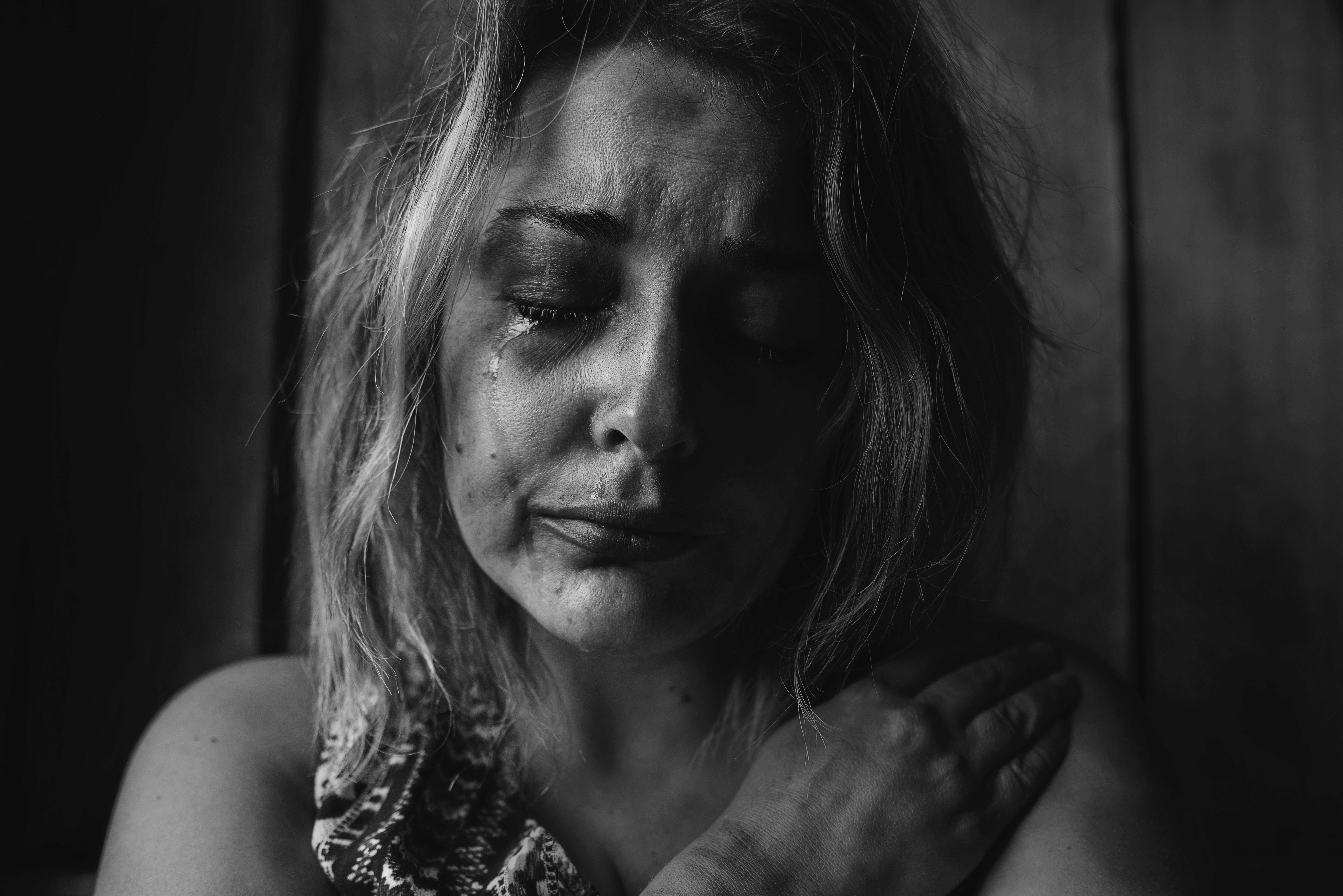 У жены депрессия. Женщина плачет. Плачущая женщина. Страдающая женщина. Женщина GKDTN.