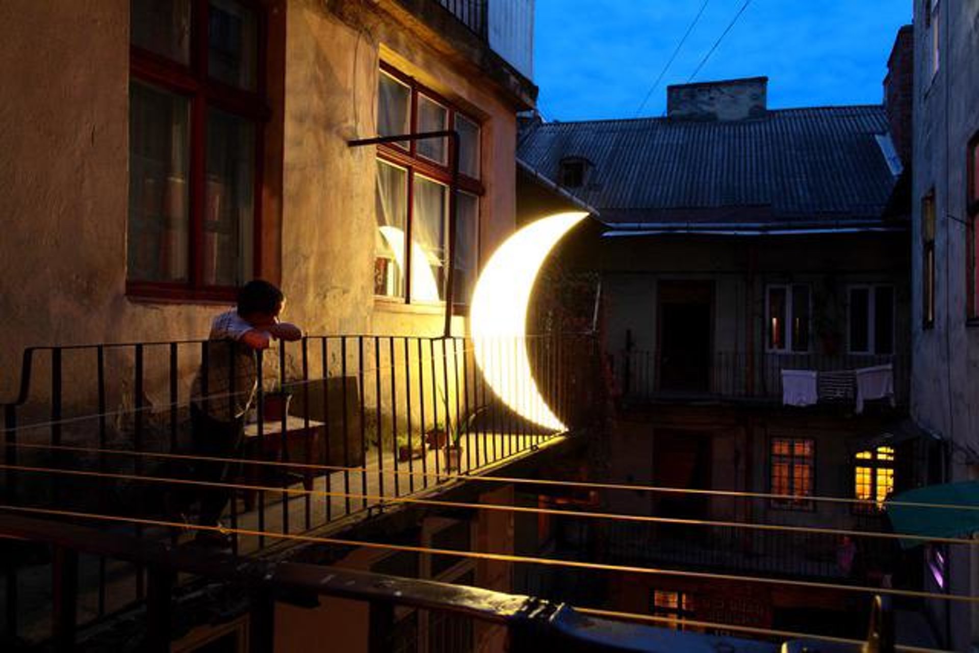 Луна над крышей дома. Тишков частная Луна.