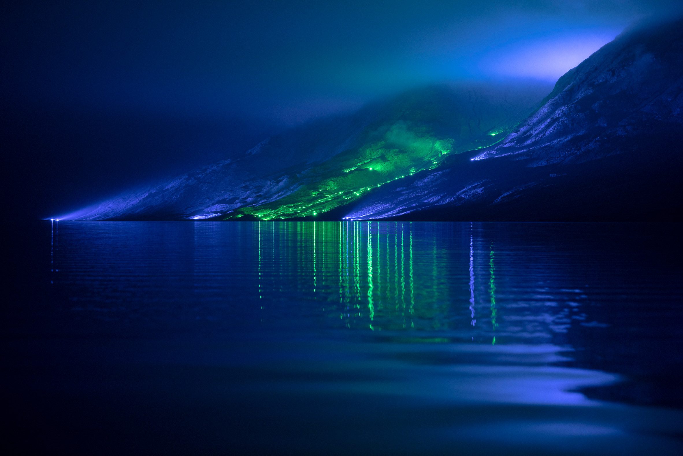 Воду освещают зеленым. Мост с синими огнями. Включи большой свет. Irish illuminations.