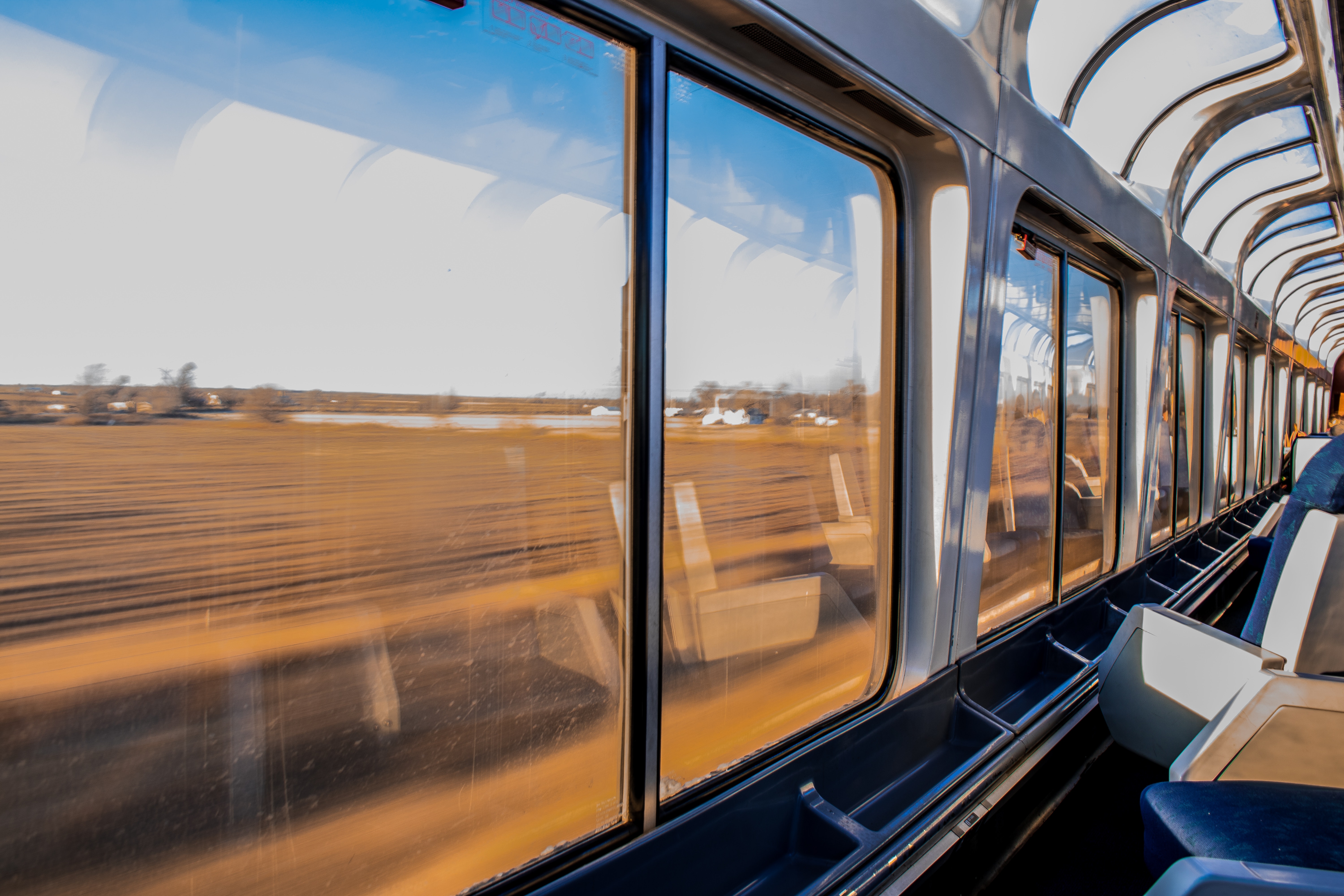 Window station. Окно поезда. Вид из окна поезда. Красивый вид из окна поезда. Стекло поезда.