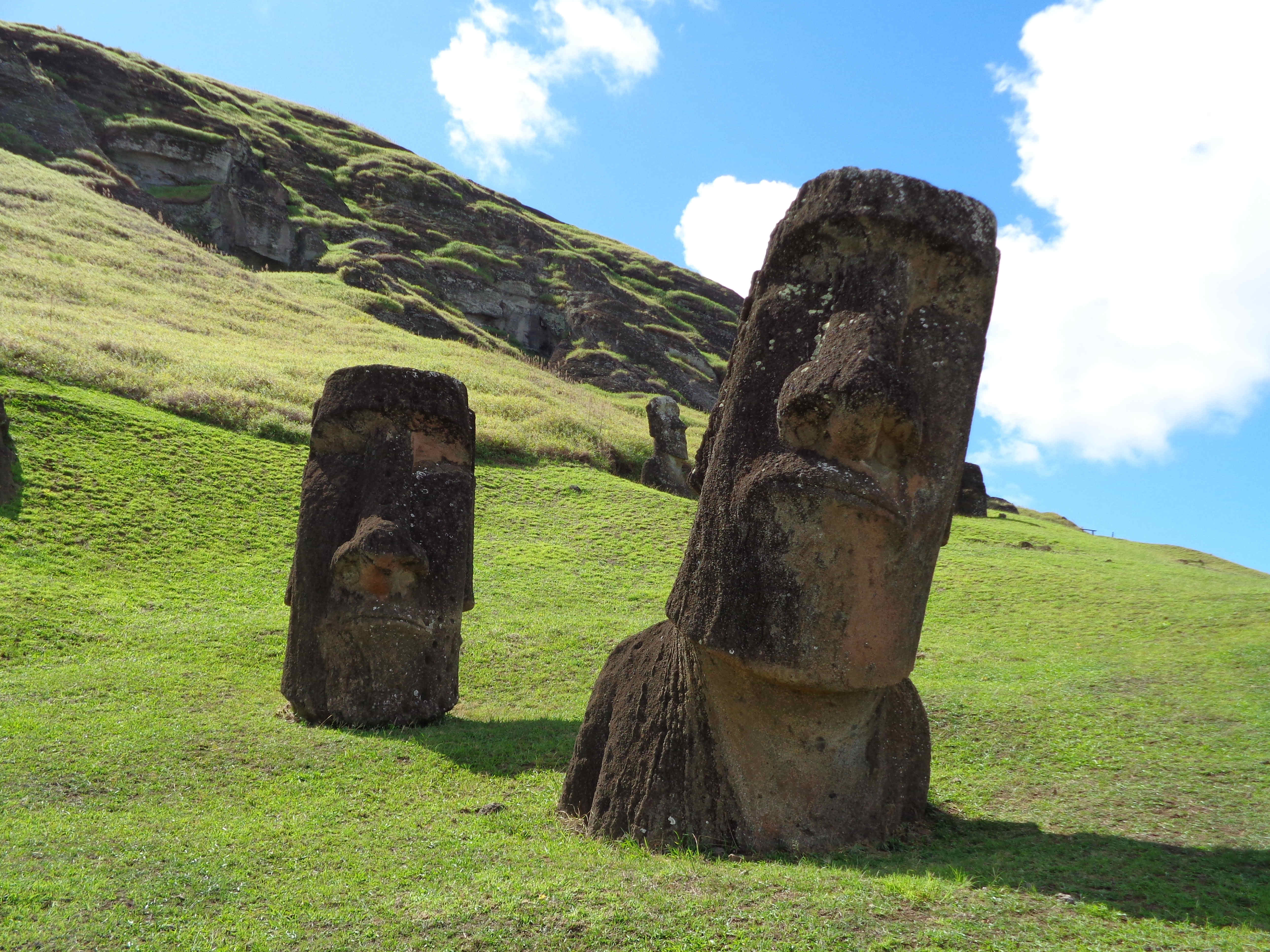Каменные статуи острова пасхи страна. Остров Пасхи статуи Моаи. Каменные истуканы острова Пасхи. Идолы острова Пасхи. Моаи на острове Пасхи.