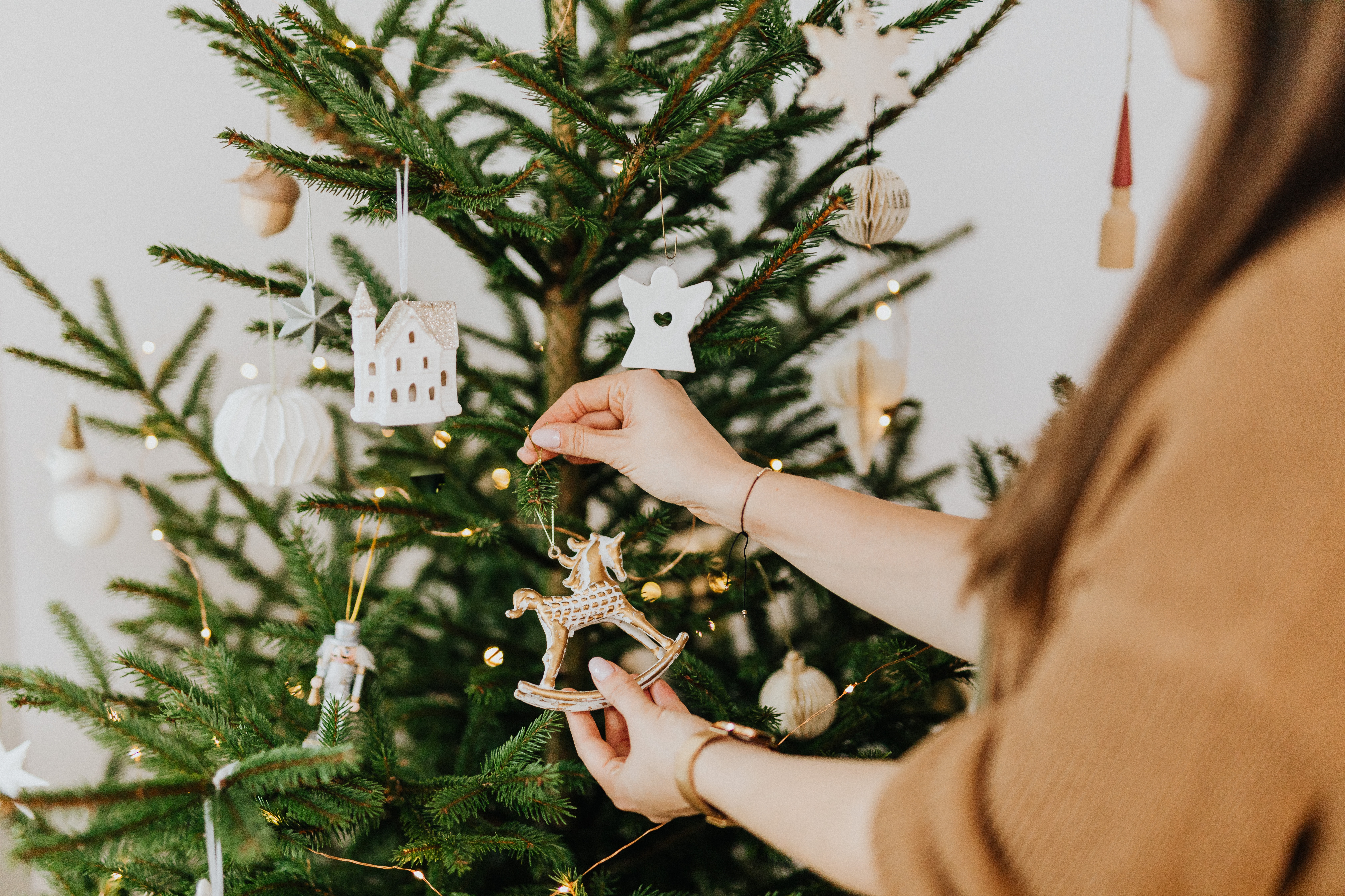 Decorate the christmas tree. Елка Живая. Выбрать елку. Новогодняя елка в доме. Украшение елки в 2023 году.