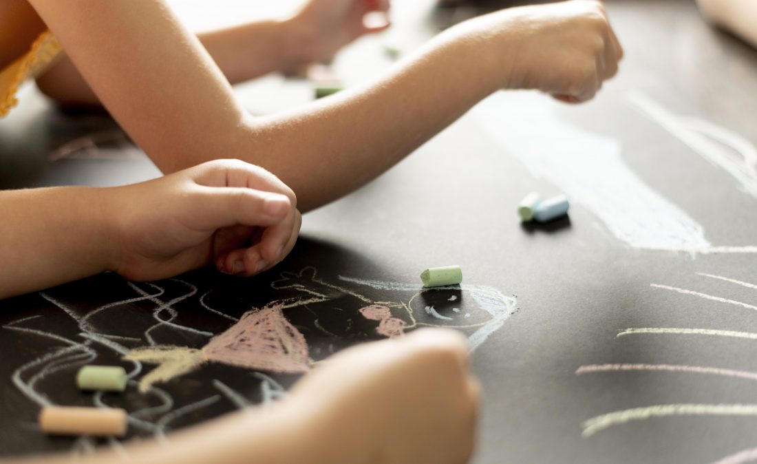 close-up-hands-drawing-with-chalk