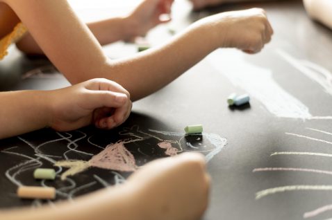 close-up-hands-drawing-with-chalk