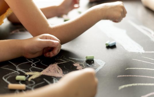 close-up-hands-drawing-with-chalk