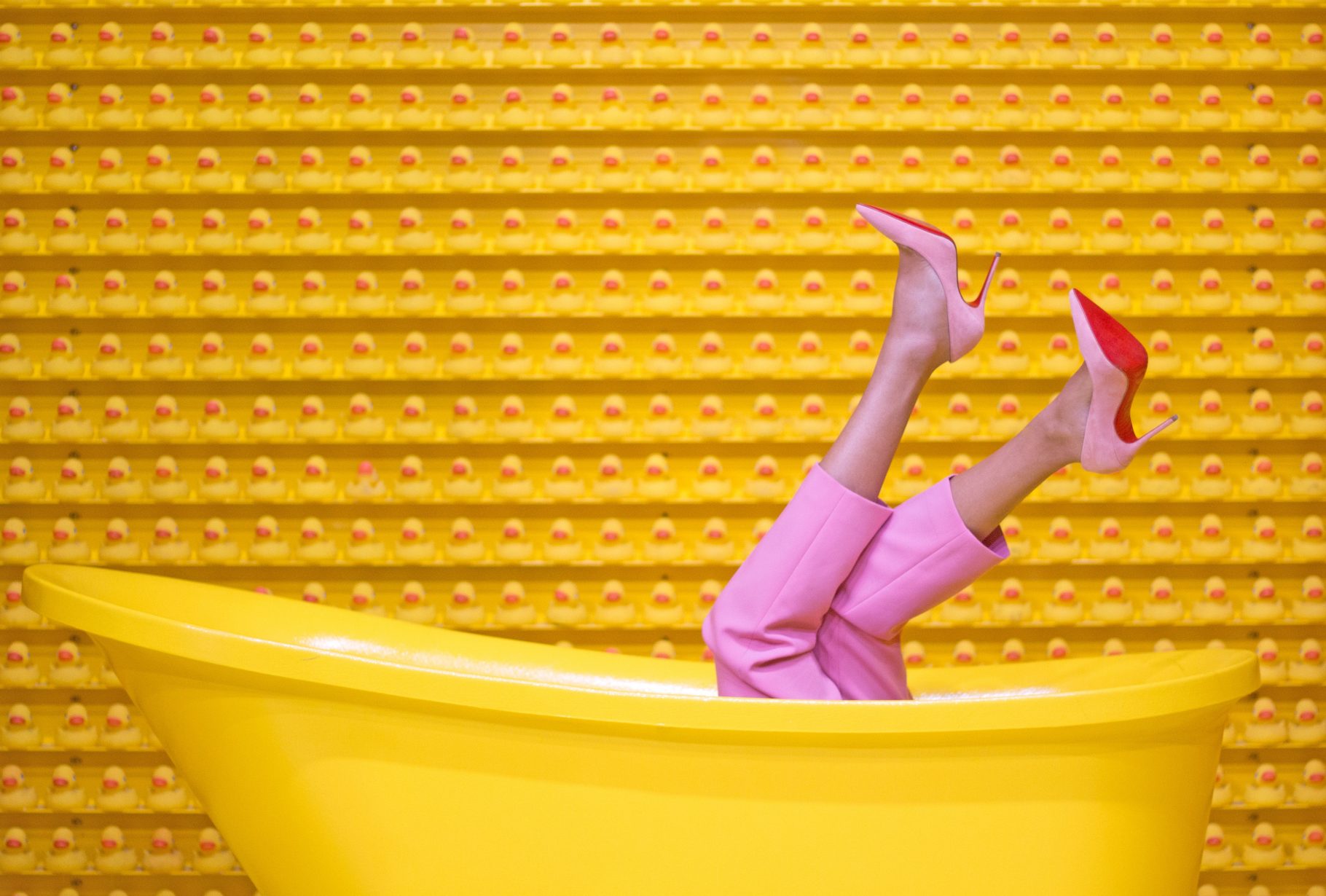 bathtub-fashion-feet-1630344