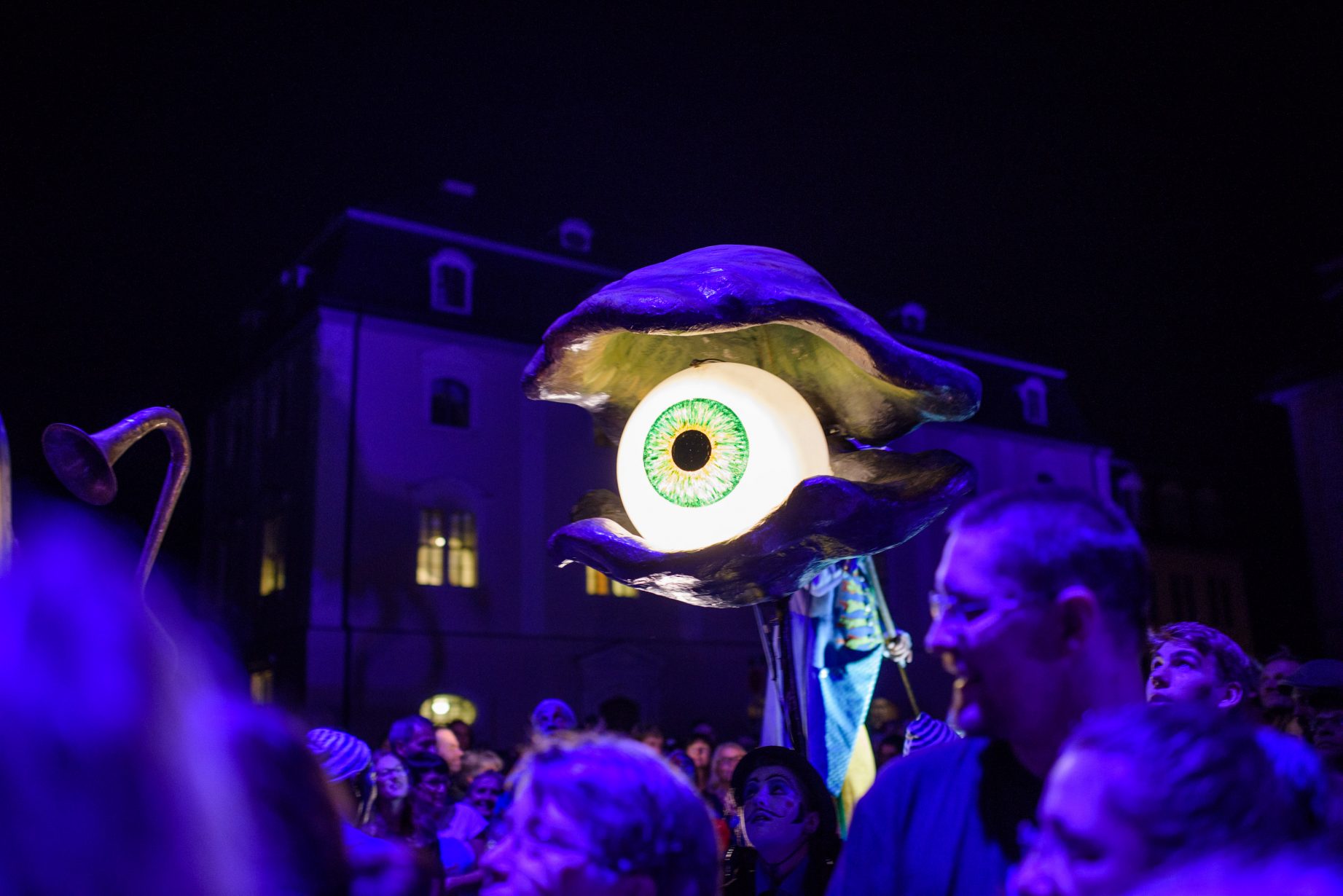 Kunstfest 2019: Auftakt zum Kunstfest Weimar 2018 mit der Aufführung des Staßentheaters "Mù – Cinématique des fluides" der Compagnie Transe Express aus Frankreich. Foto: Candy Welz