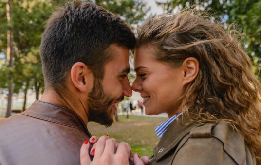 man-wearing-brown-leather-jacket-984918